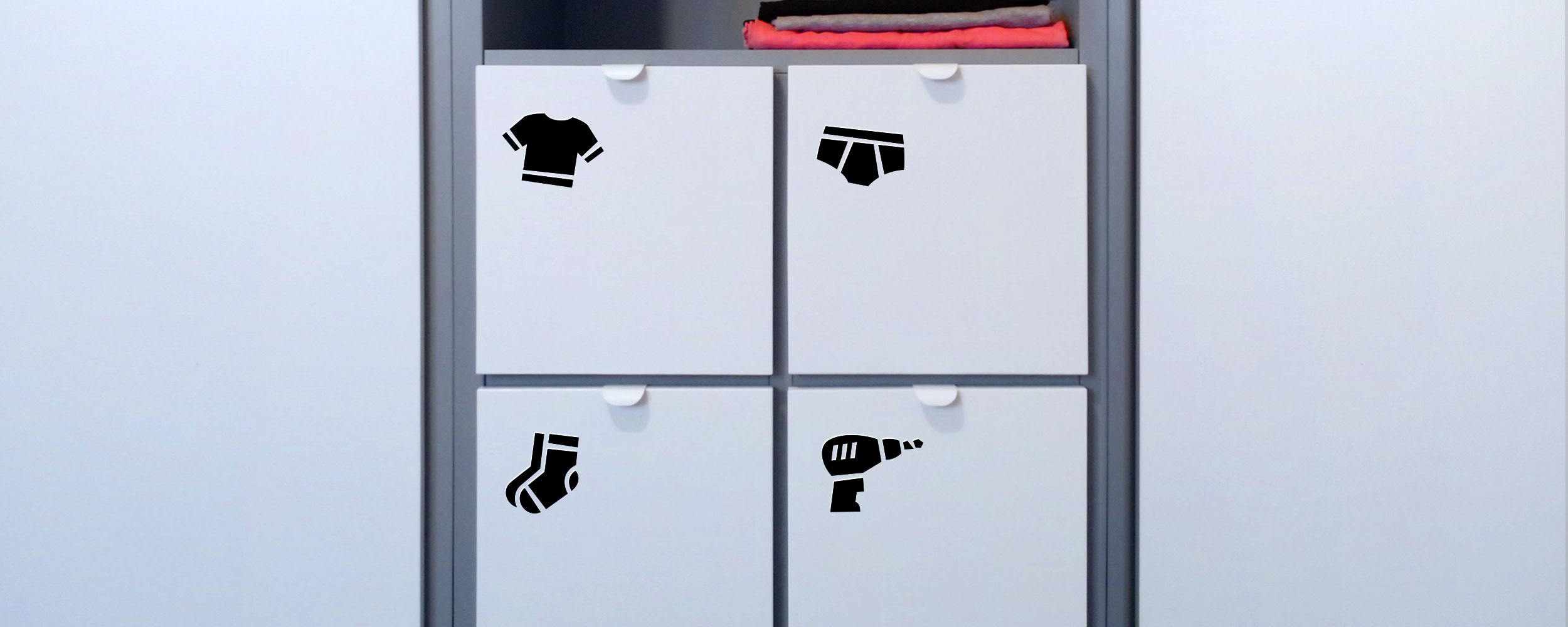 Шкаф с иконками одежды на ящиках